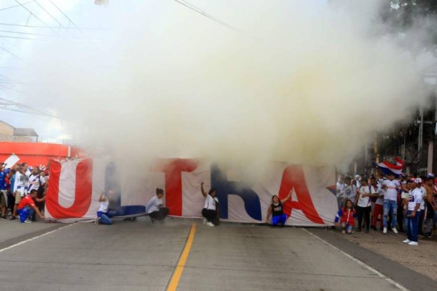 La Ultra Fiel armó su show camino al estadio Nacional, antes del arranque del partido.