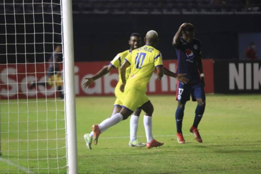 Wesly Decas se lamenta tras su errorazo que provocó el primer gol del Universitario.