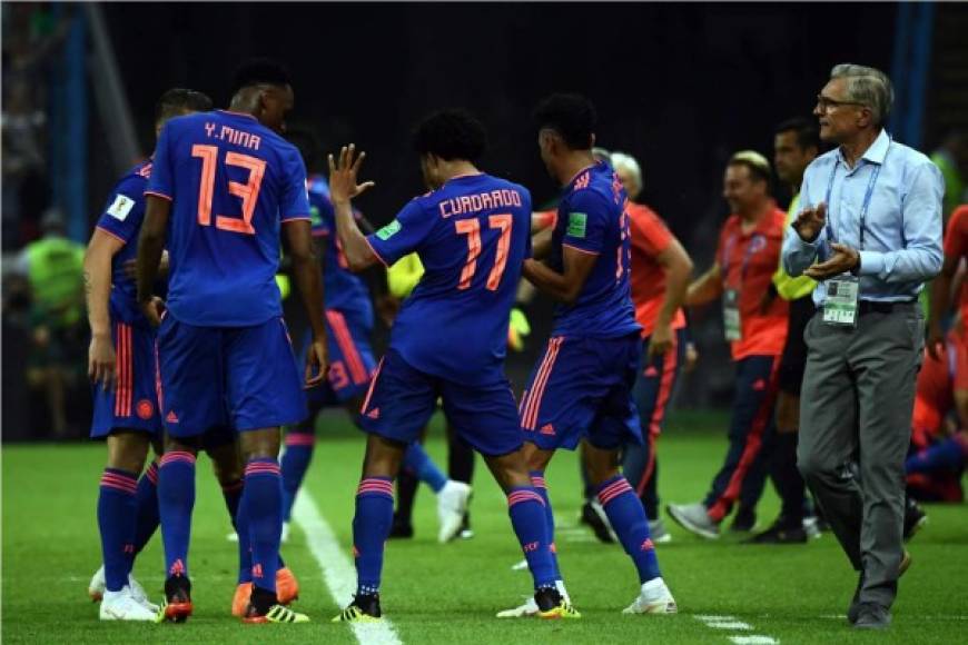El bailceito de Juan Guillermo Cuadrado con sus compañeros después de marcar su gol contra Polonia. Foto AFP
