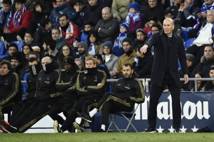 Zinedine Zidane dando indicaciones a la orilla del campo.