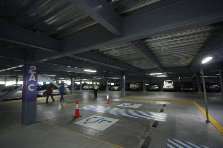 El centro comercial Mega Mall ya habilitó tres de los seis niveles de la torre de estacionamiento.