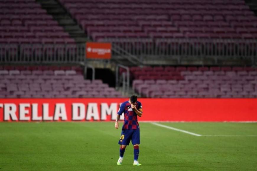 La tristeza y soledad de Messi en el Camp Nou al final del partido.