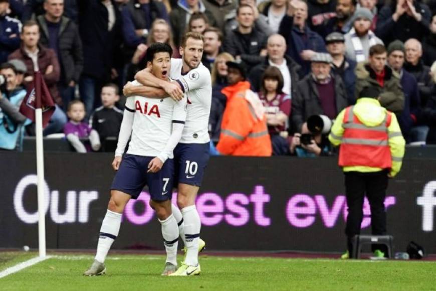 Son Heung-Min celebrando su gol con Harry Kane. Fue el primer tanto de la era Mourinho en el Tottenham.