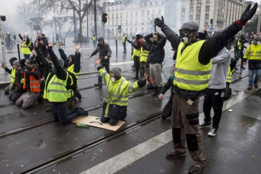 Los barrios acomodados del oeste de París vivieron el sábado una vez más la acción de los vándalos, que vinieron, aprovechando la manifestación de los 'chalecos amarillos', a reventar y saquear las tiendas bajo la mirada inquieta de los vecinos. Imagen AFP.