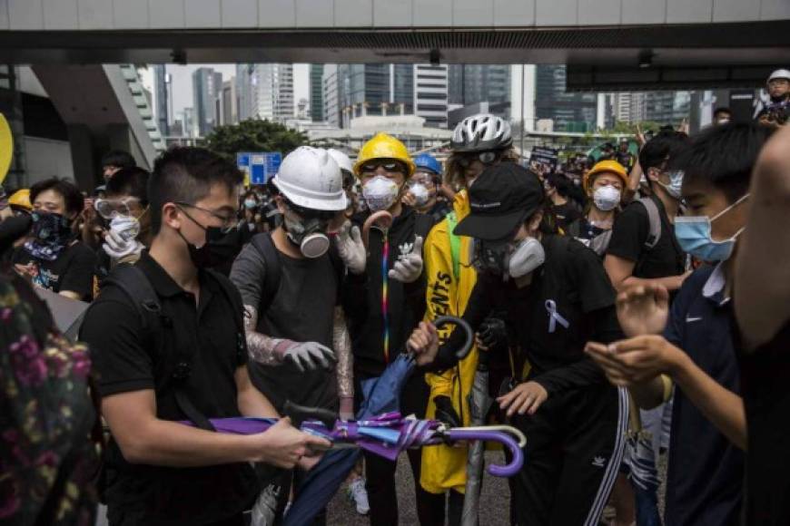 El miércoles, Hong Kong fue escenario de la más violenta represión desde el retorno de este territorio a China, en 1997. Una manifestación de unas decenas de miles de personas fue dispersada por la policía con granadas de gases lacrimógenos y balas de goma.