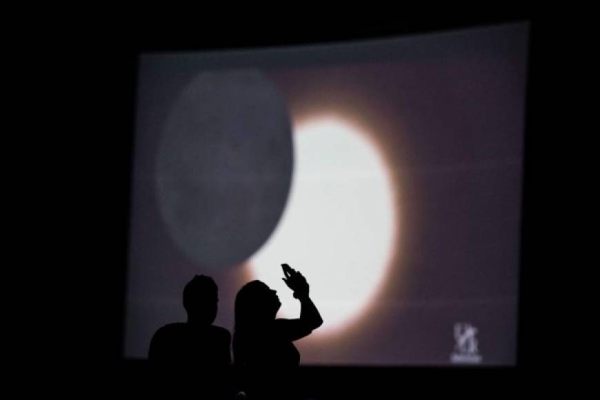 Fuera de esa franja de más de cien kilómetros de ancho, los estadounidenses no verán el eclipse total por completo pero sí en un alto porcentaje, cuanto su localización sea más cercana a esa franja.