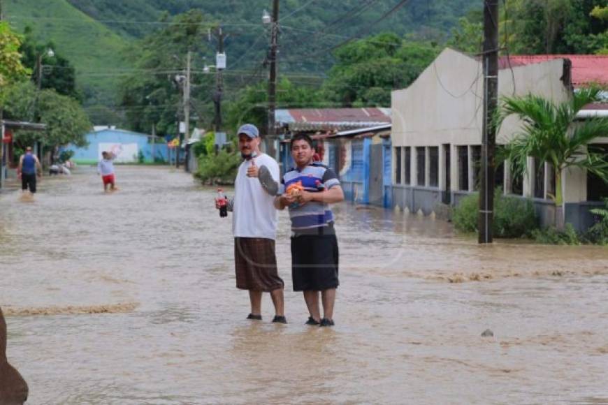 Iota ya salió de Honduras, pero ha dejado a su paso fuertes lluvias, lo que ha provocado un incremento en el caudal de los ríos.