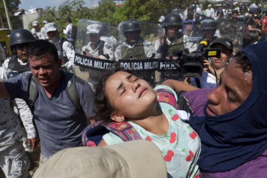 Una menor se desmayó afectada por el gas lacrimógeno. Cientos de niños formaban parte del grupo que logró cruzar a territorio mexicano.