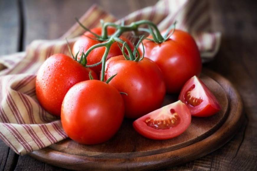 Tomates<br/><br/>Los tomates pierden todo su sabor en la nevera. El aire frío hace que se frene el proceso de maduración, que es lo que les hace tan sabrosos. <br/><br/>Además también se altera su textura ya que el frío rompe las membranas en el interior de las paredes de la fruta y la pone harinosa, por lo que lo más recomendable es poner los tomates en un bol en la encimera, en una cesta o en un carrito. <br/><br/>Según Harold McGee, especialista en Nutrición, debido a su origen semitropical, «el tomate no tolera las bajas temperaturas, que hacen que pierda su aroma», entre otras consecuencias.