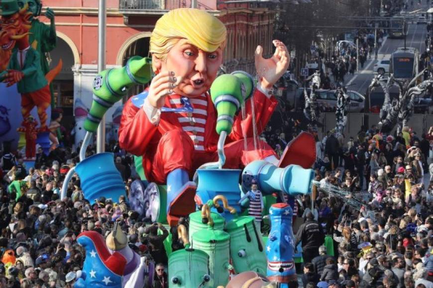 En Niza, Francia, esta gigantesca carroza titulada 'vientos de cambio' también hizo referencia a la situación política en Estados Unidos.