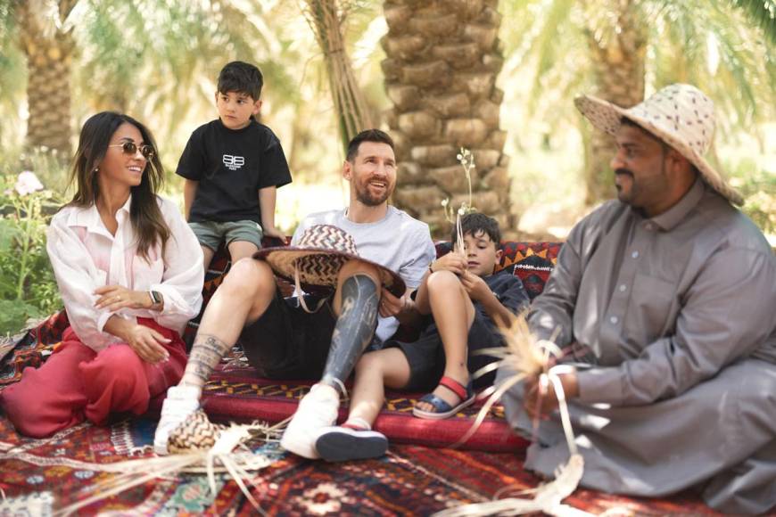 El ministro de turismo del país árabe publicó imágenes de Messi, Antonela y sus hijos de paseo, realizando diferentes actividades recreativas.