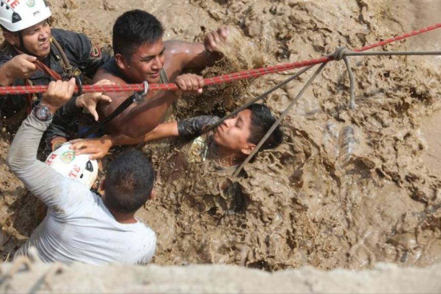 Perú intenta reponerse de los estragos causados en sus costas por avalanchas de lodo y piedras así como por el desborde de ríos que golpearon la capital y se ensañaban con la zona norte, inundando ciudades y cortando carreteras.