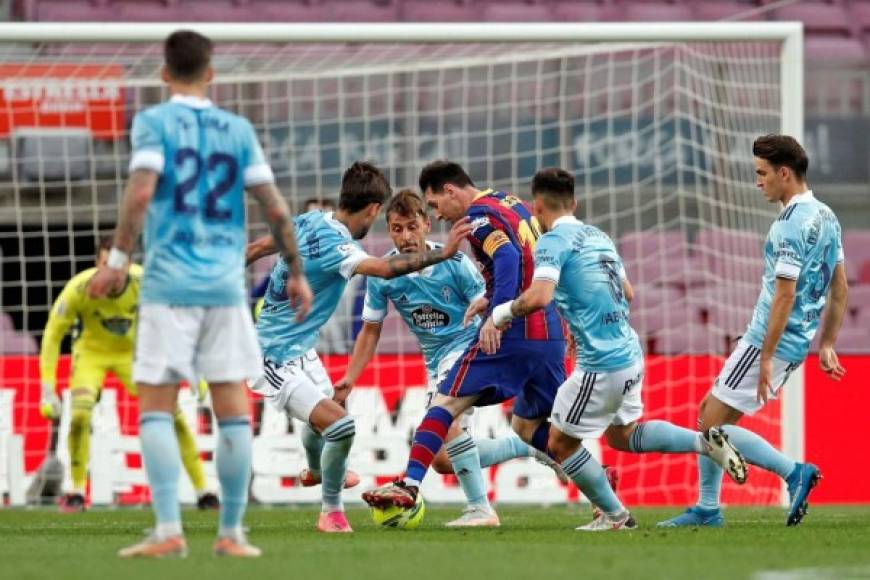 ¡Qué imagen! En el Camp Nou, Messi estaba rodeado por un mar de piernas de jugadores del Celta de Vigo. Solo contra el mundo...
