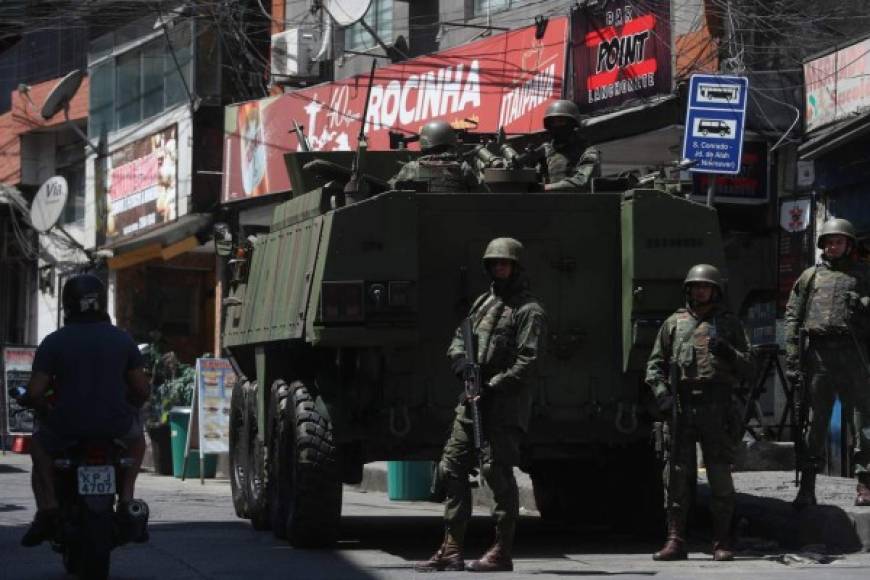 Brasil. Recrudece violencia en favela de Río. El Ejército anunció ayer que permanecerá por tiempo indefinido en la favela Rocinha, escenario de intensos tiroteos entre facciones rivales desde el viernes.
