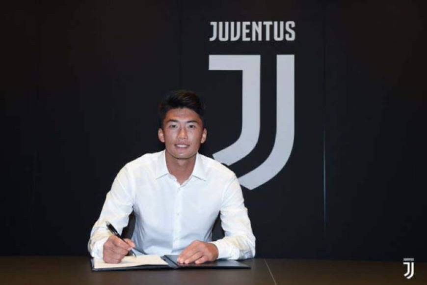 La Juventus de Turín ha fichado a Han Kwang Song, jugador proveniente del Cagliari. El delantero centro de 20 años se unirá a la filial del equipo 'bianconero'.