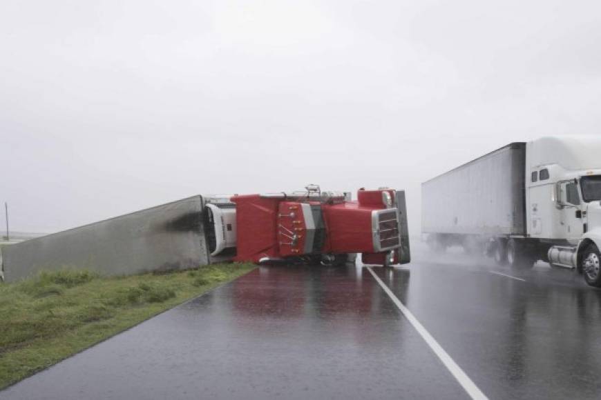 Un pesado camión se volcó en una carretera al sur de Houston.