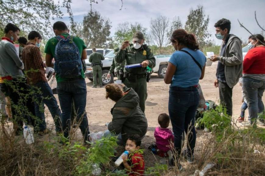 La Patrulla Fronteriza se encuentra desbordada por la cantidad de inmigrantes ingresando a diario al país que roza las 5,000 personas, la mayoría familias y niños migrantes.