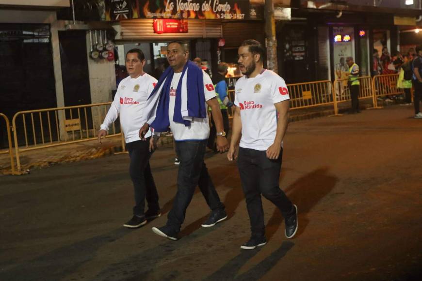 Tres aficionados del Olimpia caminando por las calles de los alrededores del estadio Alejandro Morera Soto.