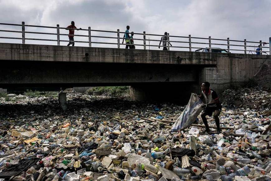 Kinshasa, en el Congo, es una ciudad afectada por las toneladas de plástico en los ríos.