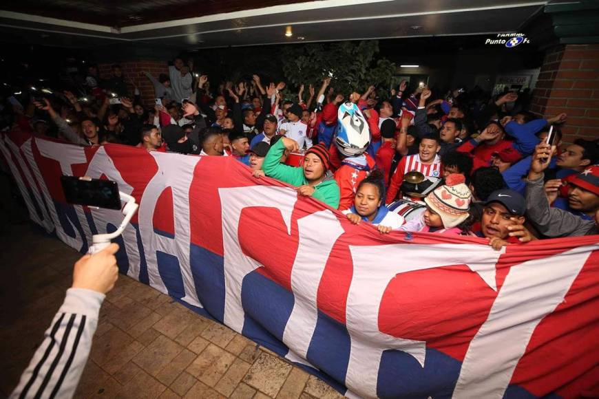 La afición y la Barra Ultra Fiel realizó el miércoles en horas de la noche un brutal banderazo al Olimpia de cara a la final de vuelta ante Motagua.