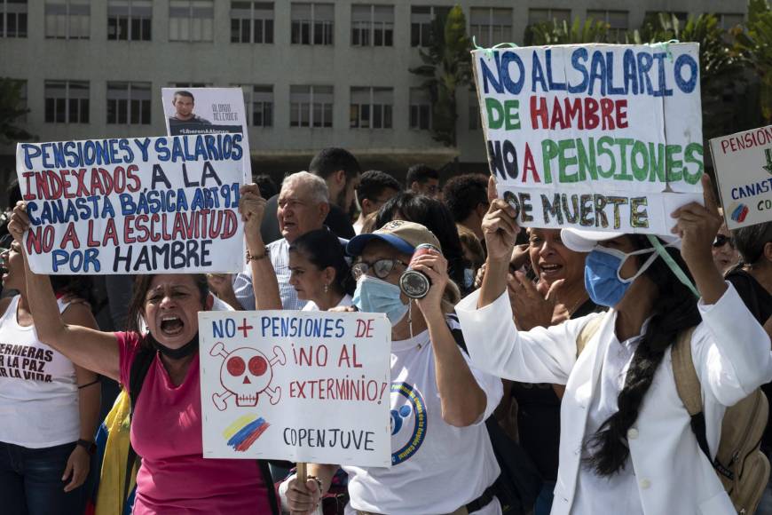 Trabajadores públicos y privados, jubilados y estudiantes, partieron desde la Universidad Central de <b>Venezuela</b>, la más importante del país, y marcharon gritando consignas y agitando pancartas hasta el centro de Caracas, aunque sin registrarse incidentes.