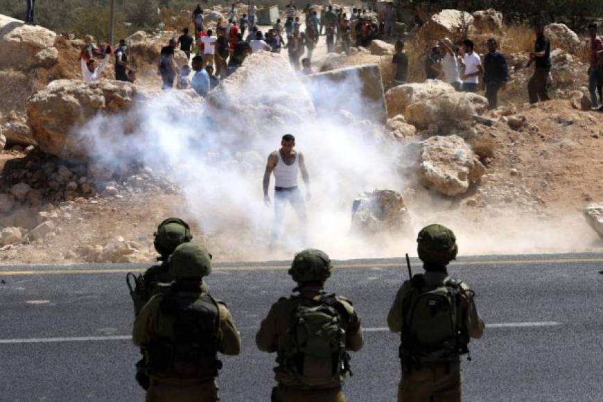 Hebrón. Sin miedo a la fuerza militar israelí. Un palestino se enfrenta a un grupo de soldados israelíes durante una protesta por el cierre de una carretera en la ciudad cisjordana de Hebrón.