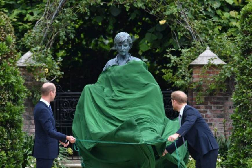 Los príncipes William y Harry dejaron de lado sus diferencias el jueves para develar una nueva estatua de su madre, la princesa Diana, en lo que habría sido su 60 cumpleaños.
