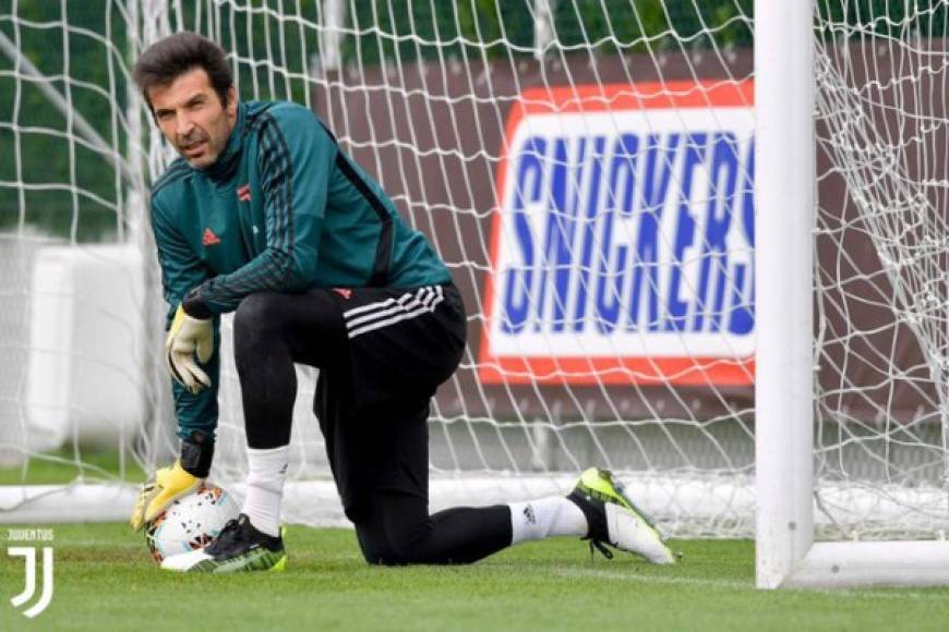 Gianluigi Buffon: El portero italiano de la Juventus también apareció con nuevo look en su cabello.