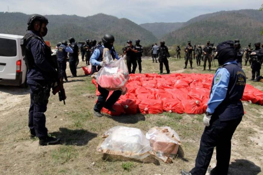 Policías hondureños trabajan en el conteo y próxima incineración de 2,392 kilos de cocaína incautadas en diferentes operaciones contra el narcotráfico. EFE