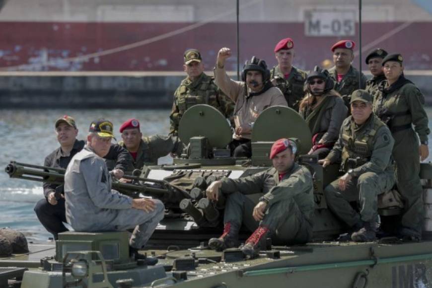 El mandatario exhibió el respaldo de las Fuerzas Armadas en las maniobras desarrolladas en el Fuerte Paramacay, ubicado en la localidad de Naguanagua del céntrico estado de Carabobo,