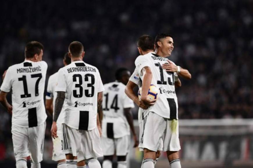 Cristiano Ronaldo dejó a un laso su ego y celebró con sus compañeros los goles de la Juventus. Momento en que le daba un abrazo a Bonucci.