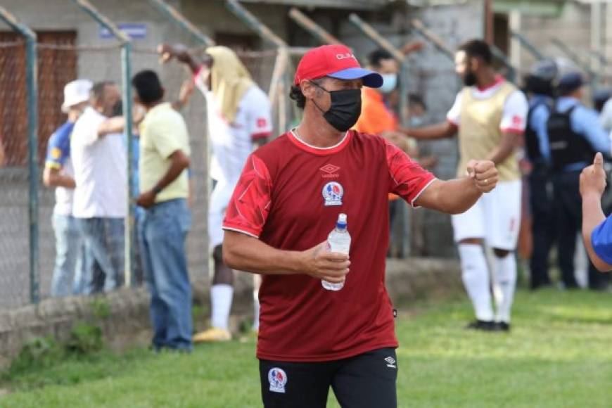 Pedro Troglio: El argentino es el principal candidato para tomar las riendas de la selección de Honduras si en un caso no se lograr vencer a Costa Rica. Como DT del Olimpia ha conquistado tres títulos de forma consecutiva.