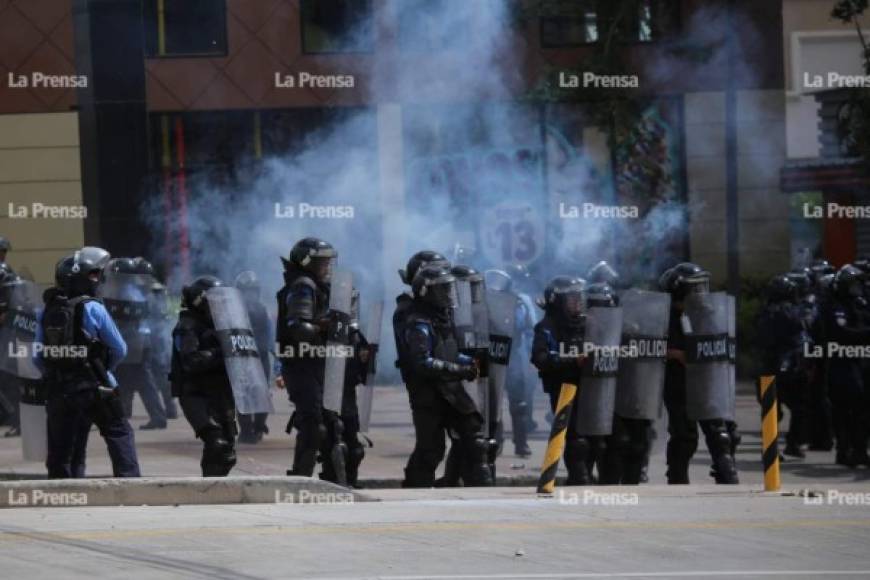Manifestantes y policías se enfrentaron este miércoles en Tegucigalpa, capital de Honduras, en el bulevar de las Fuerzas Armadas en medio de protestas registradas a nivel nacional.<br/>