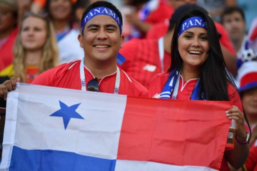 Vestidos de rojo y azul, así llegaron los aficionados panameños.Foto AFP