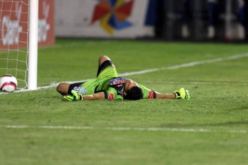 El portero del Vida, Harold Fonseca, tendido en el césped tras uno de los goles del Olimpia.