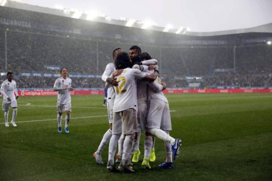 La celebración de los jugadores del Real Madrid tras el gol de Dani Carvajal.