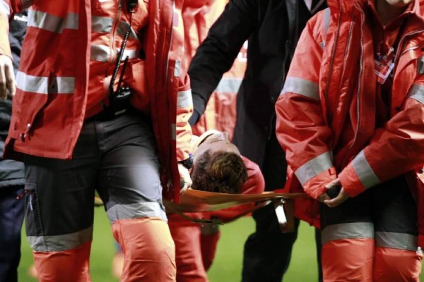 Fernando Torres se retiró en camilla inconsciente del estadio Riazor en el partido de su equipo ante el Deportivo La Coruña.