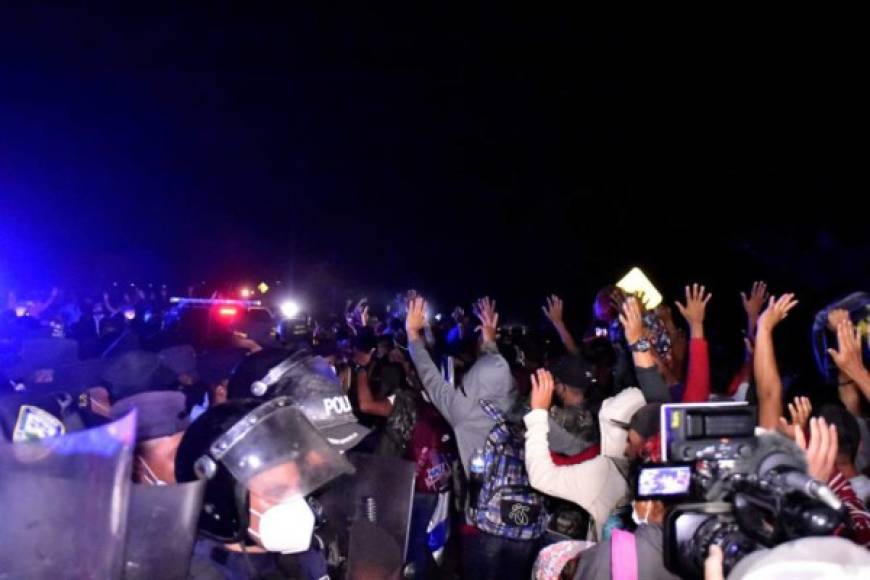 La caravana salió el jueves por la noche desde la ciudad de San Pedro Sula, en el norte de Honduras, pese a las advertencias de las autoridades locales, mexicanas y guatemaltecas de que no permitirán el ingreso de personas que intenten cruzar de manera irregular.<br/>