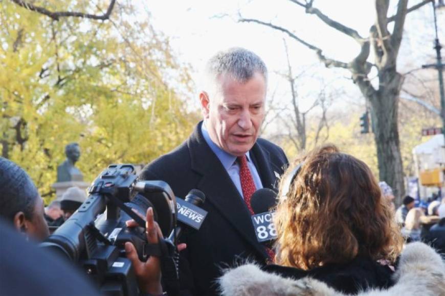 El alcalde de Nueva York, Bill de Blasio, estuvo en primero fila durante el desfile.