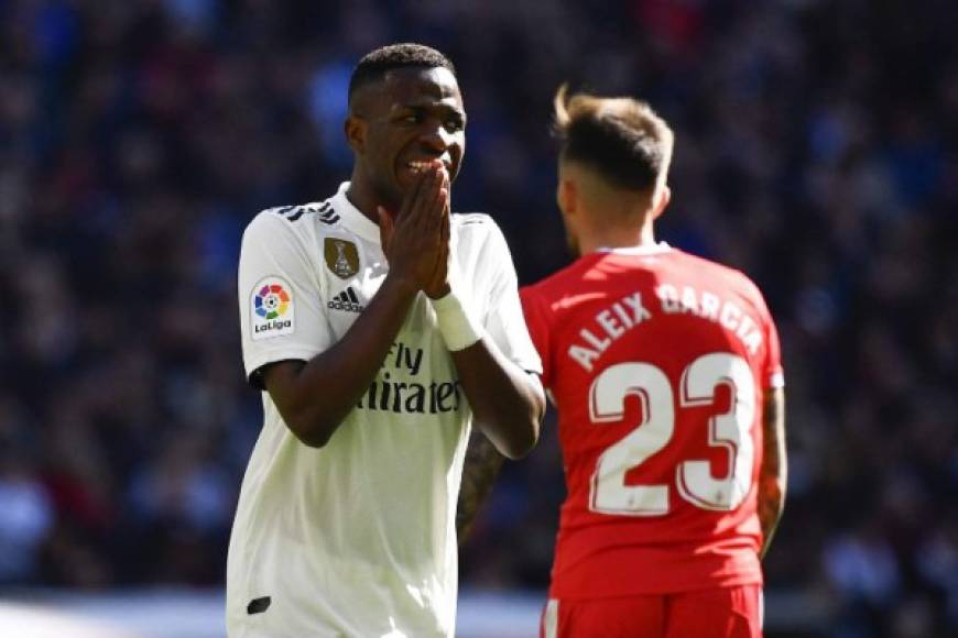 Tras este resultado, el Real Madrid se aleja de la lucha por el título al quedar a 9 puntos del Bercelona, que el sábado ganó por 1-0 al Valladolid, y a dos del Atlético de Madrid, que también se impuso por la mínima en su visita a Vallecas.