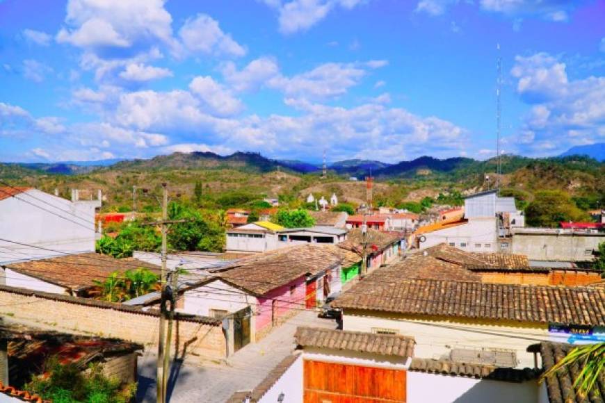 La ciudad colonial de Gracias se encuentra ubicada en el departamento de Lempira, en el Occidente de Honduras. Es una de las ciudades más antiguas de Honduras ya que su fundación que se efectuó en tres momentos distintos, comenzó en 1536.