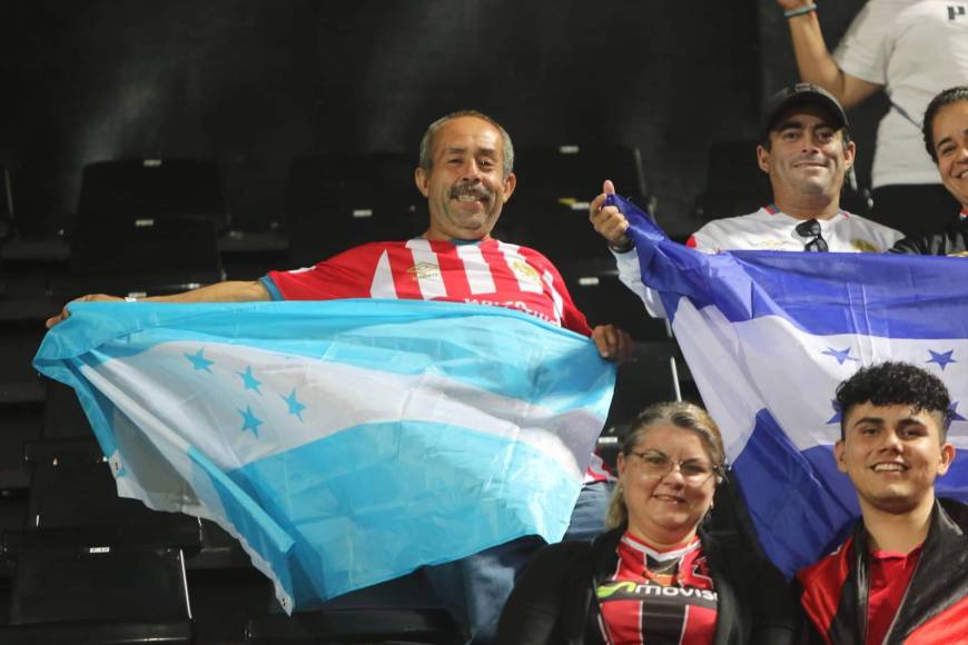 Aficionados del Olimpia se hicieron presentes en el estadio Alejandro Morera Soto para apoyar a su equipo en la gran final de la Liga Concacaf.