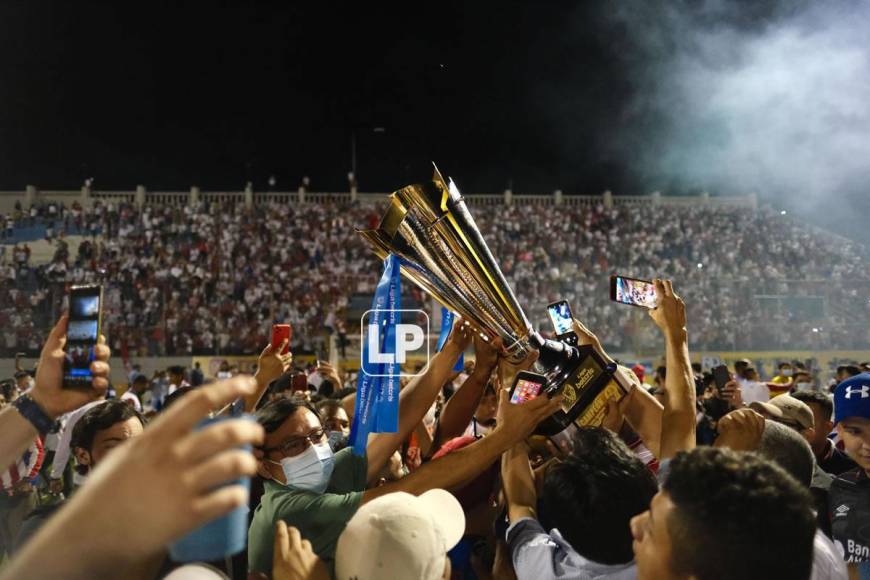 Todos querían una foto con la copa de campeones del Torneo Apertura 2021.