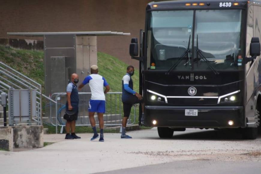 En la concentración de la selección hondureña se recibían visitas de familiares y amigos; inclusive algunos lo hacían sin su respectiva mascarilla.