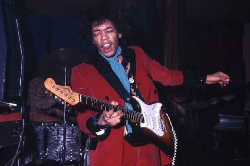 Jimi Hendrix<br/>El artista ingirió siete pastillas Vesparax para dormir, dieciocho veces más de la dosis recomendada.<br/>James Marshall «Jimi» Hendrix fue un guitarrista, cantante y compositor estadounidense. A pesar de que su carrera solo duró cuatro años, es considerado uno de los guitarristas más influyentes de la historia del rock.