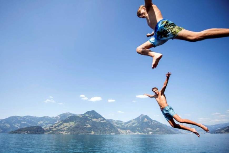 La montañosa Suiza padece un calor poco habitual que comenzó el lunes y durará al menos hasta el próximo domingo, con temperaturas en algunas zonas de hasta 36 grados y niveles de alerta máxima decretados por el Servicio Meteorológico del Estado.