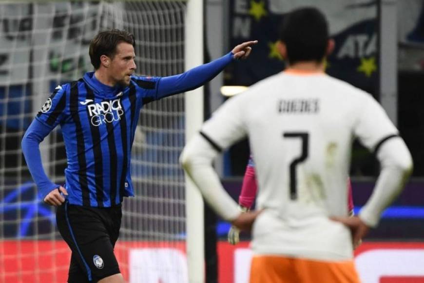 Hans Hateboer of Atalanta celebrates scoring first goal during the UEFA Champions League Round of 16 match between Atalanta and Valencia at Stadio San Siro, Milan, Italy on 19 February 2020. (Photo by Giuseppe Maffia/NurPhoto via Getty Images)