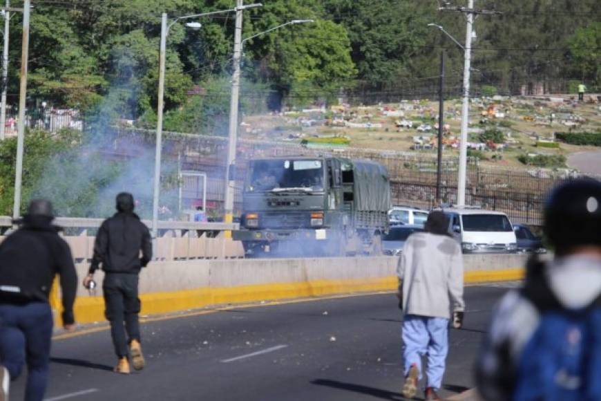 Varios militares que iban en un camión se enfrentaron con el grupo de jóvenes que mantenían bloqueado el paso.