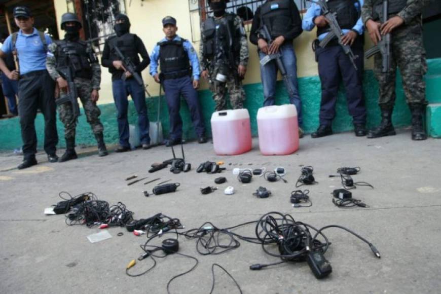 Se halló una pistola de balines, un router, once memorias usb, dos tambos de combustible, un cargador de computadora y seis armas cortopunzantes.<br/>