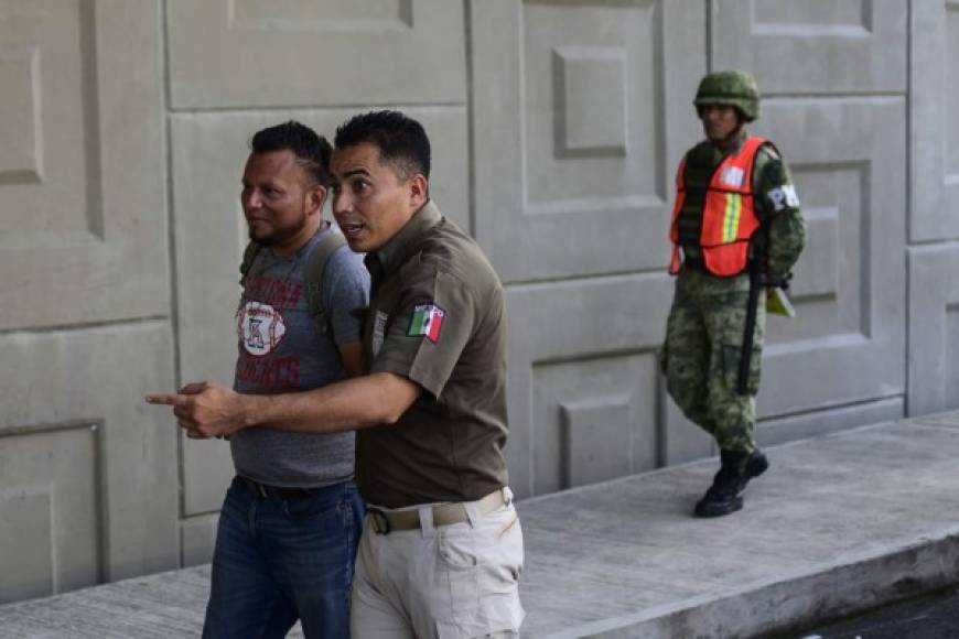 Los militares asisten a las autoridades migratorias en la detención de los centroamericanos, la mayoría hondureños, que ingresan ilegalmente a México en su ruta hacia Estados Unidos.